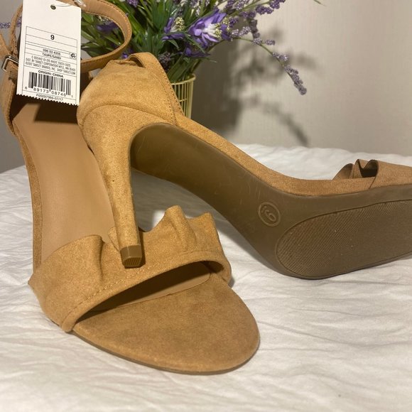 NWT Ruffle Open Toe Heel - Picture 1 of 6